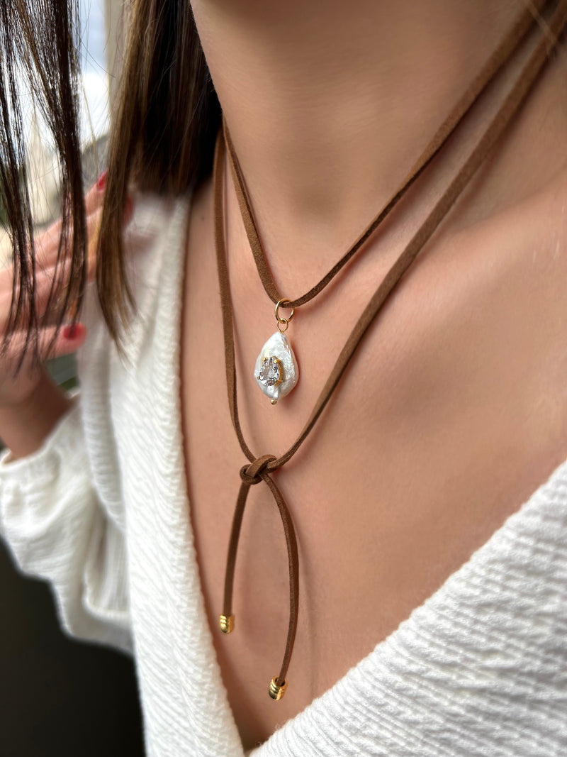 Colar Camurça Com Pérola Barroca E Gota Colorida