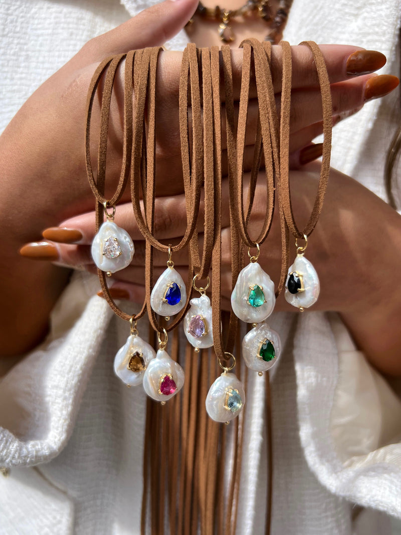 Colar Camurça Com Pérola Barroca E Gota Colorida