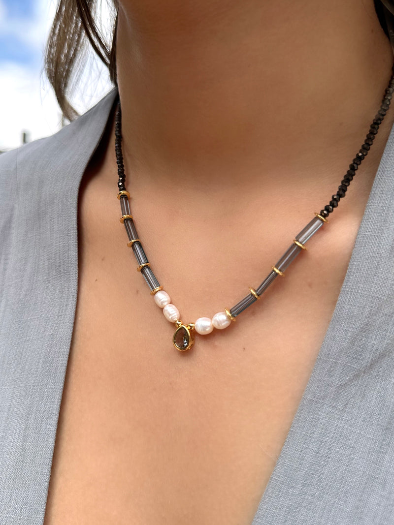 Colar Carol Cristais Lapidados Cinza Pérolas E Mini Gota 42cm