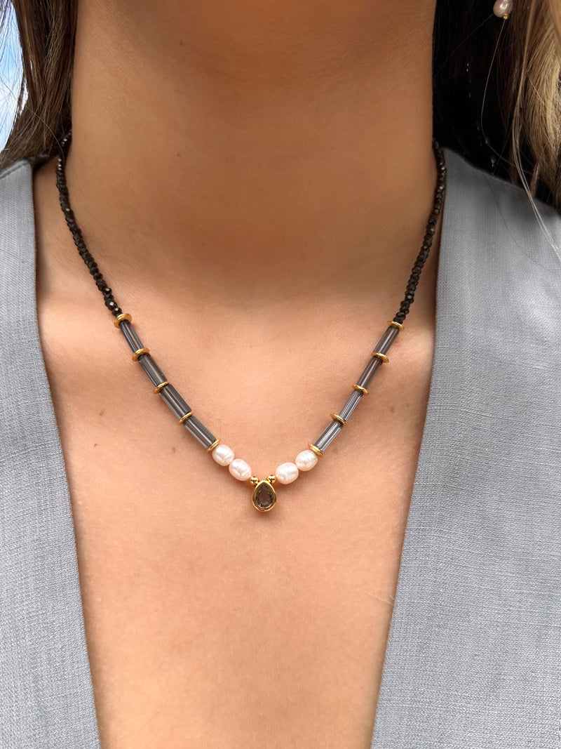 Colar Carol Cristais Lapidados Cinza Pérolas E Mini Gota 42cm