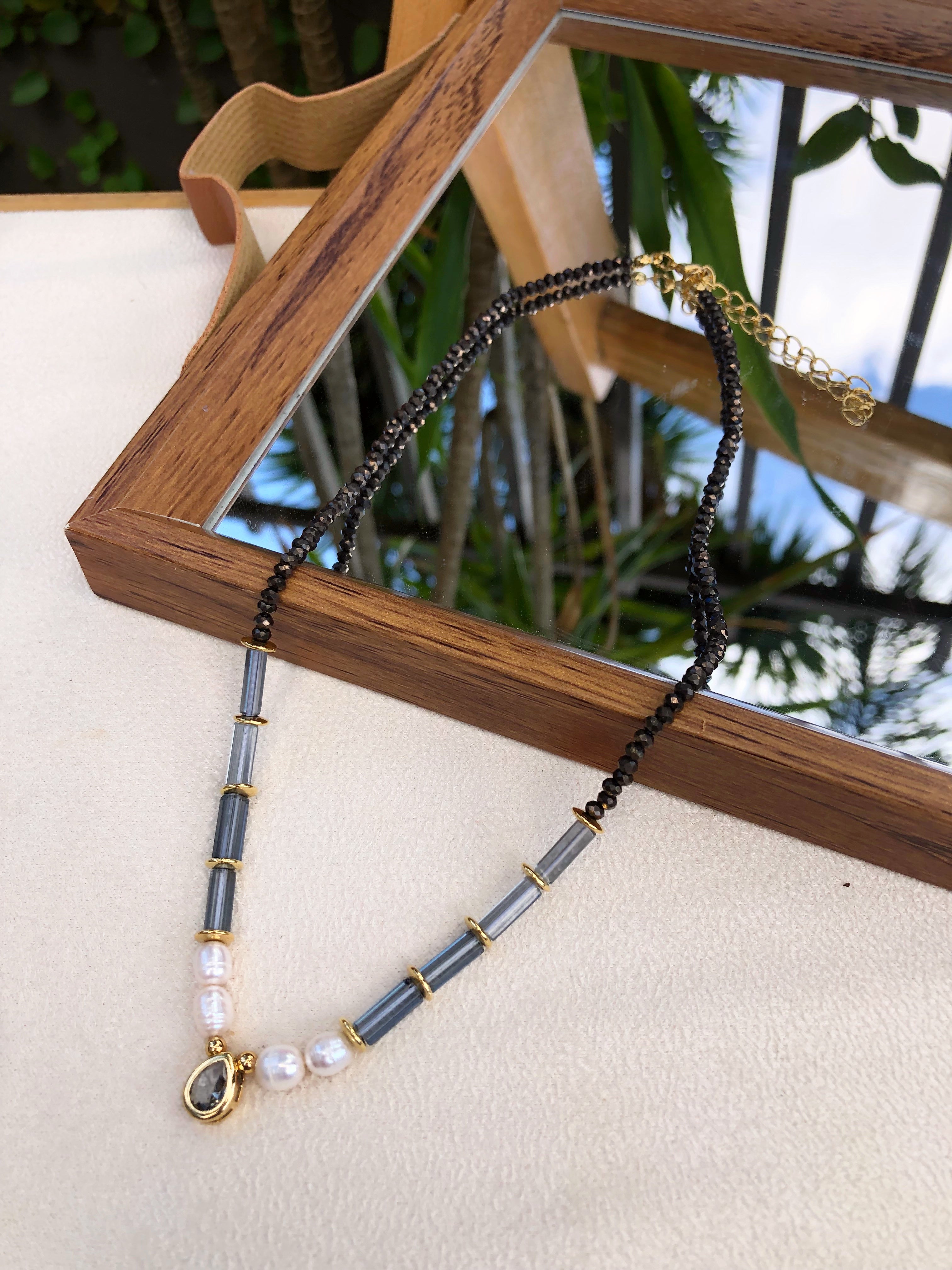 Colar Carol Cristais Lapidados Cinza Pérolas E Mini Gota 42cm