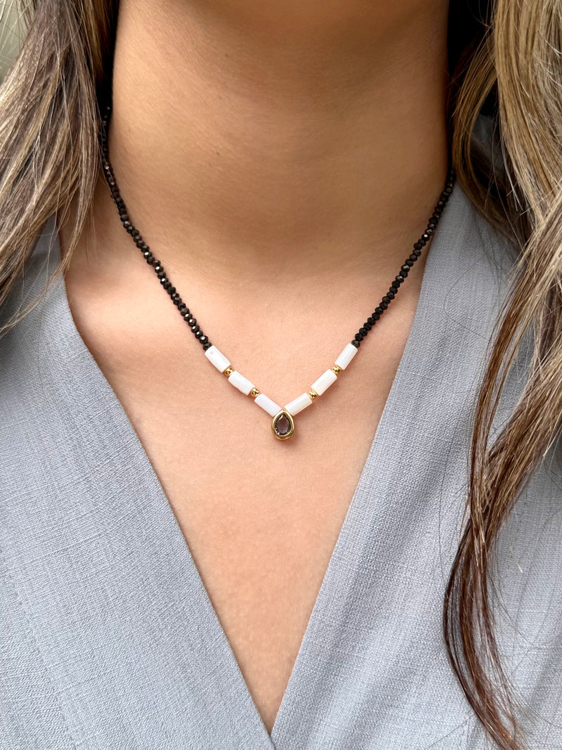 Colar Carol Cristais Lapidados Grafite Com Madrepérola E Mini Gota 42cm