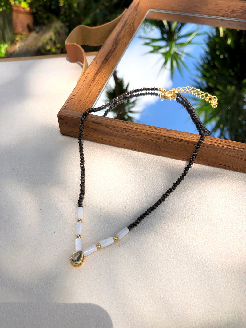 Colar Carol Cristais Lapidados Grafite Com Madrepérola E Mini Gota 42cm