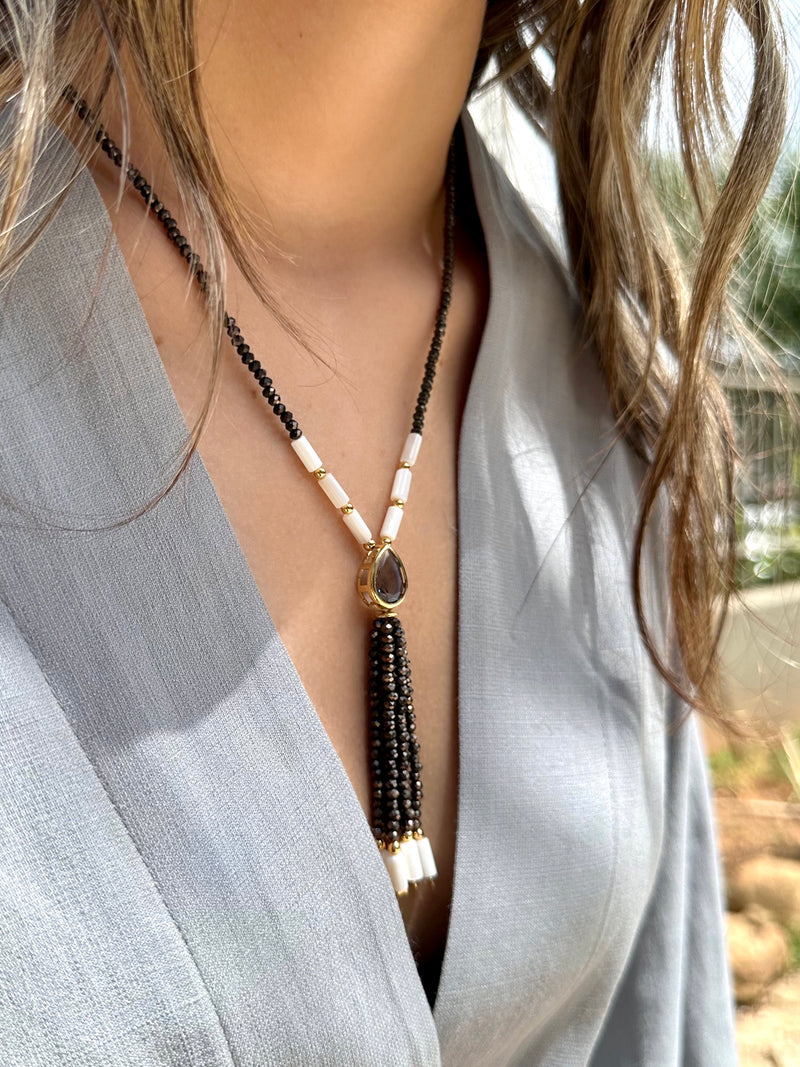 Colar Carol Cristais Lapidados Grafite Com Madrepérola, Gota E Tassel 70cm