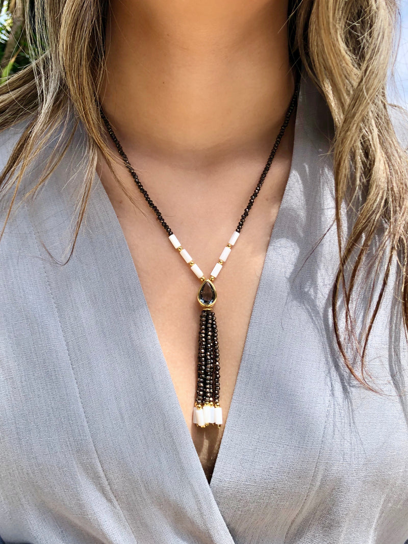 Colar Carol Cristais Lapidados Grafite Com Madrepérola, Gota E Tassel 70cm