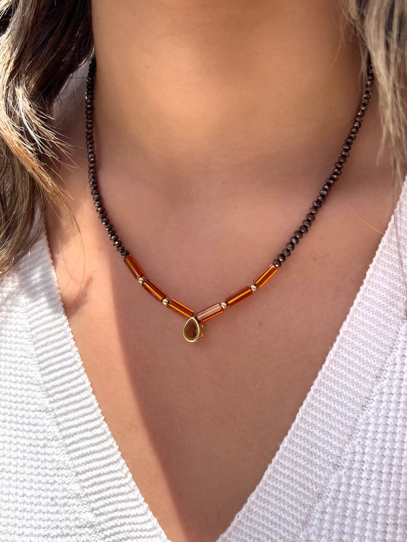 Colar Carol Cristais Lapidados Marrom Com Mini Gota E Canutilho 42cm