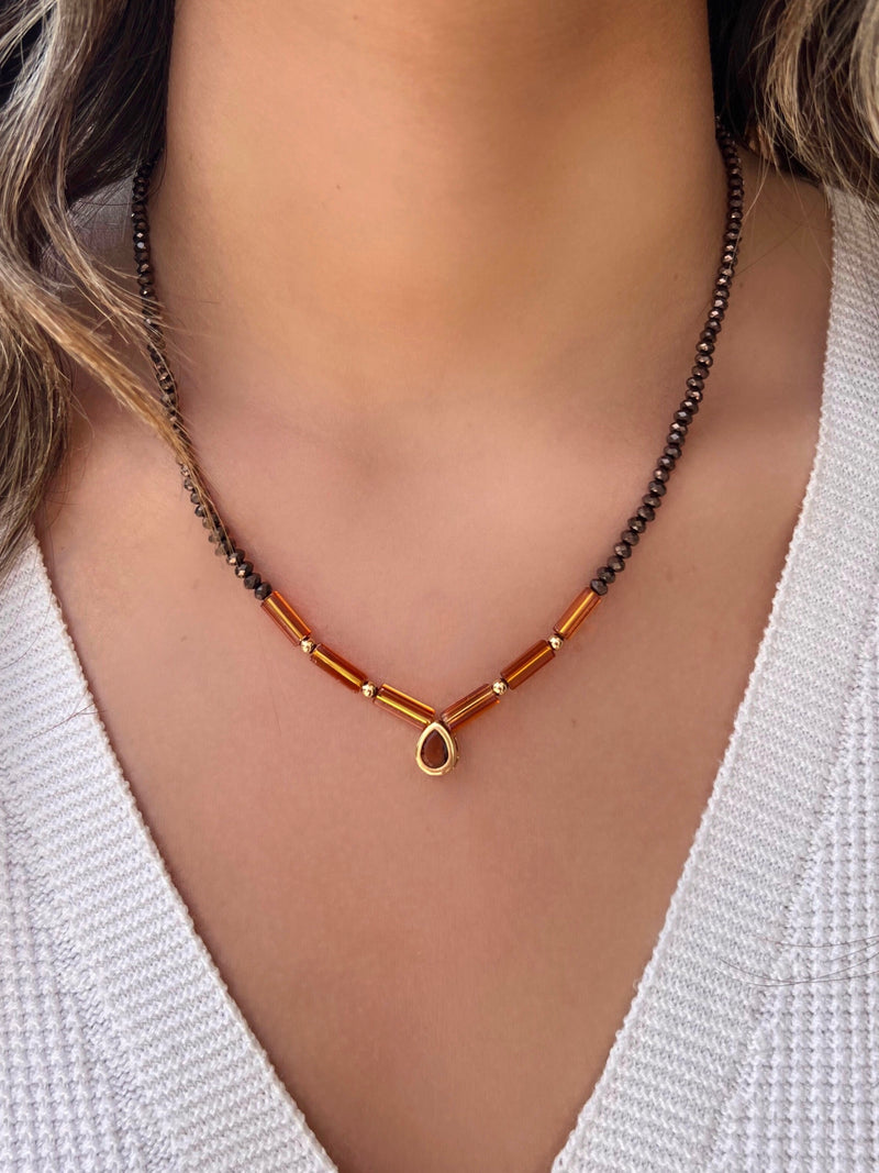 Colar Carol Cristais Lapidados Marrom Com Mini Gota E Canutilho 42cm