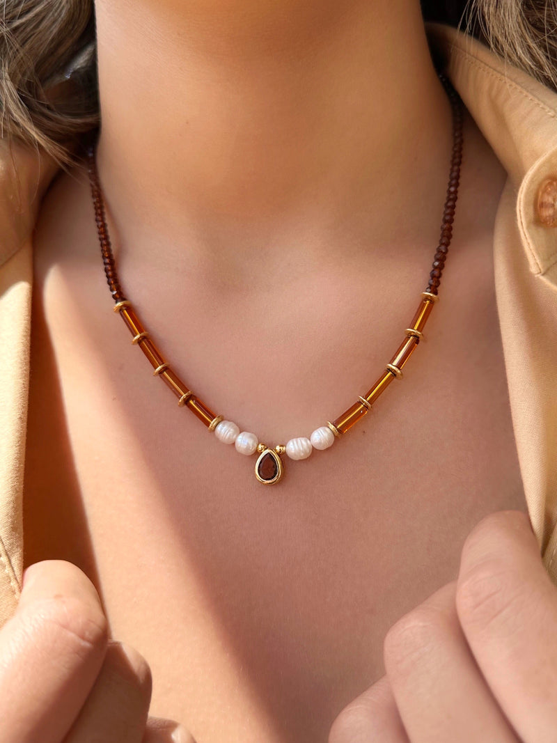 Colar Carol Cristais Lapidados Marrom Pérolas E Mini Gota 42cm