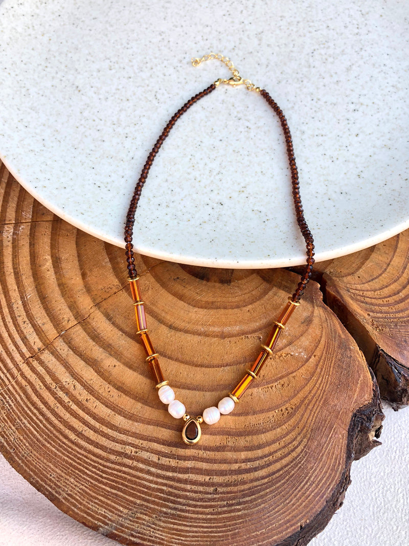 Colar Carol Cristais Lapidados Marrom Pérolas E Mini Gota 42cm