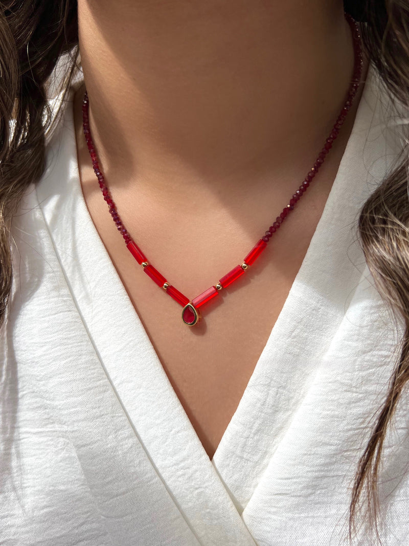 Colar Carol Cristais Lapidados Vermelho Cherry Com Mini Gota E Canutilho 42cm