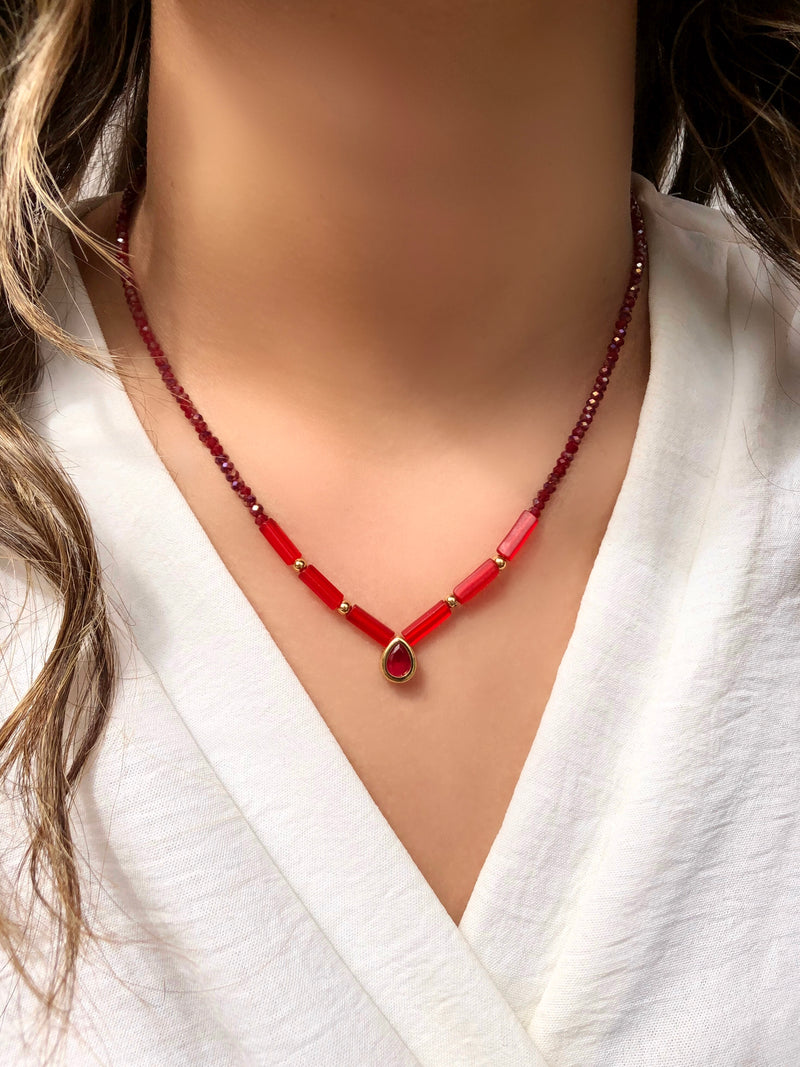 Colar Carol Cristais Lapidados Vermelho Cherry Com Mini Gota E Canutilho 42cm