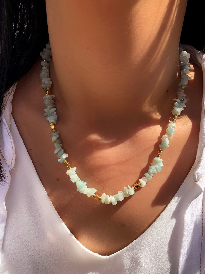 Colar Cascalho Amazonita E Detalhes Em Banho Ouro 42cm