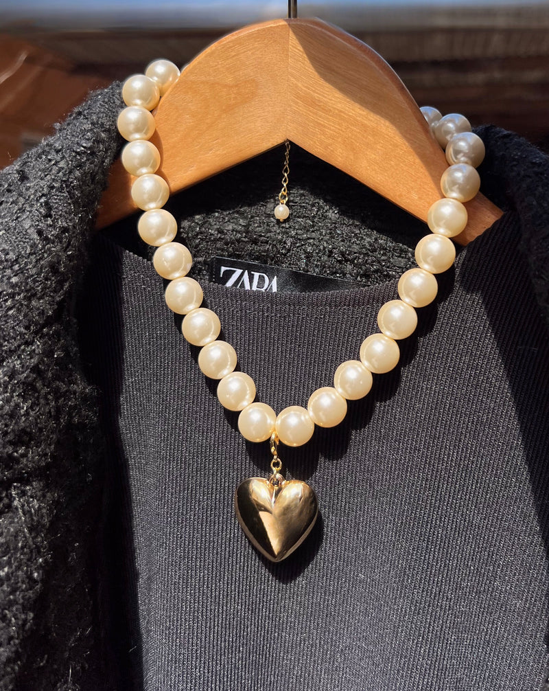 Colar Com Pingente Coração E Pérolas Acrílicas 40cm