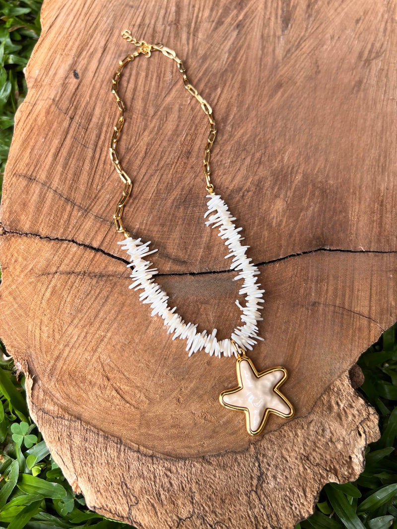 Colar Corrente Com Corais Naturais E Estrela Resinada Cor Perolado 45cm