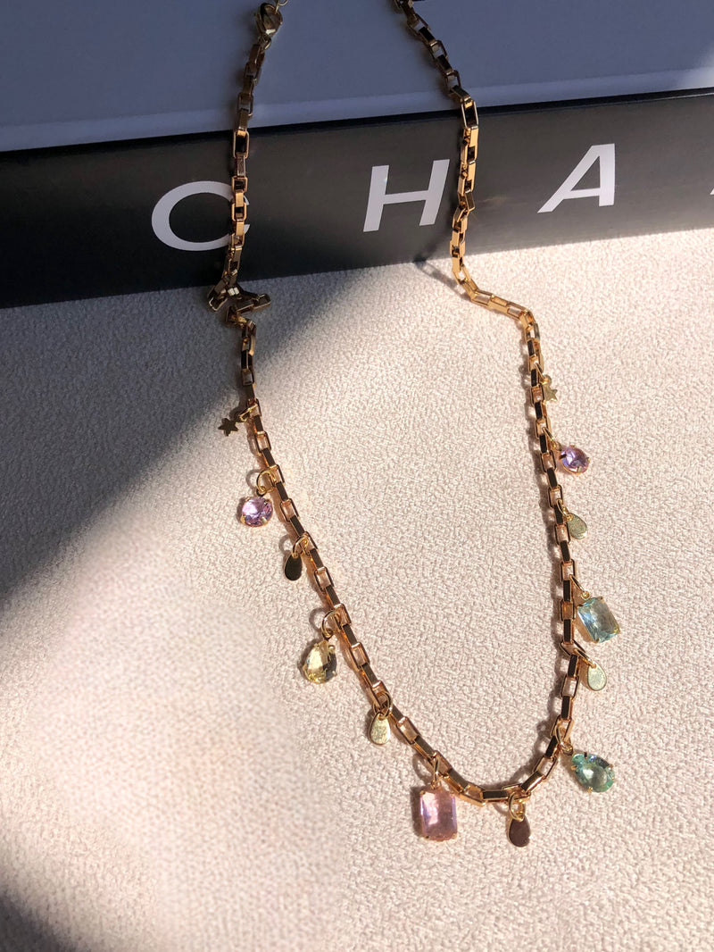 Colar Corrente Elos E Mini Formas Cristais Lapidados Coloridos Tons Claros 45cm