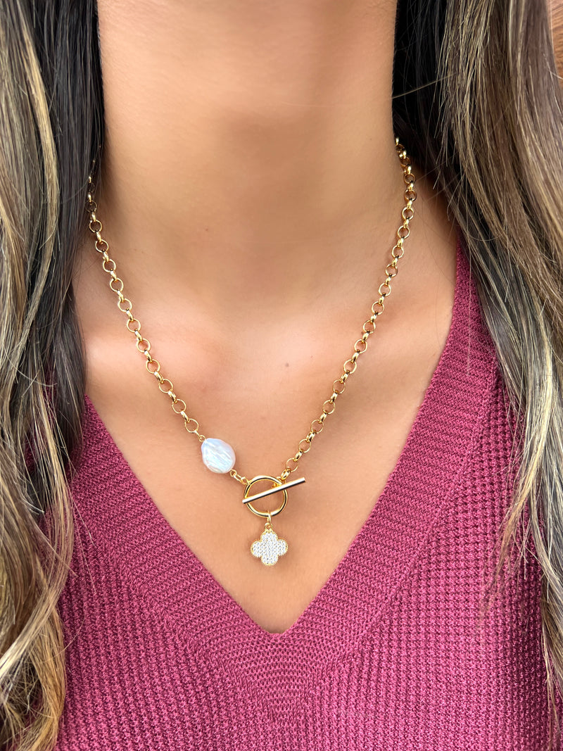 Colar Corrente Portuguesa Media Com Mini Perola Barroca, Fecho T E Pingene Trevo 50cm