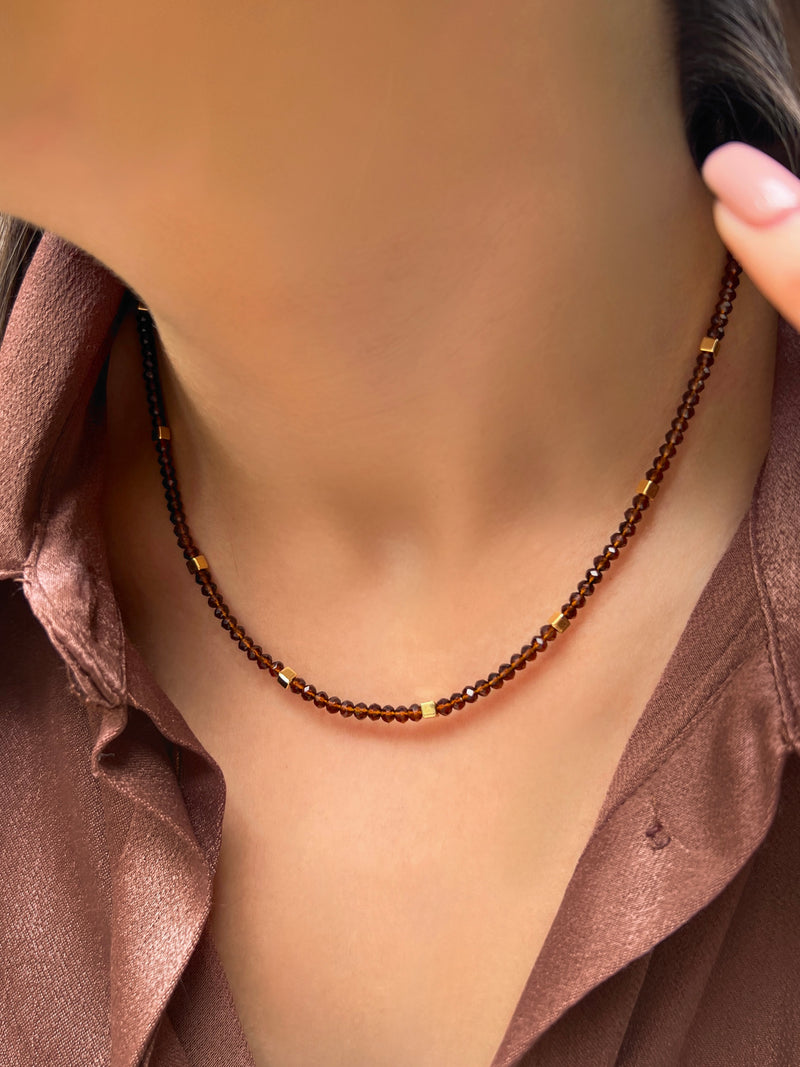 Colar Cristais Cor Marrom E Mini Cubos 45cm