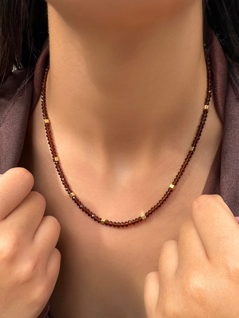 Colar Cristais Cor Marrom E Mini Cubos 45cm