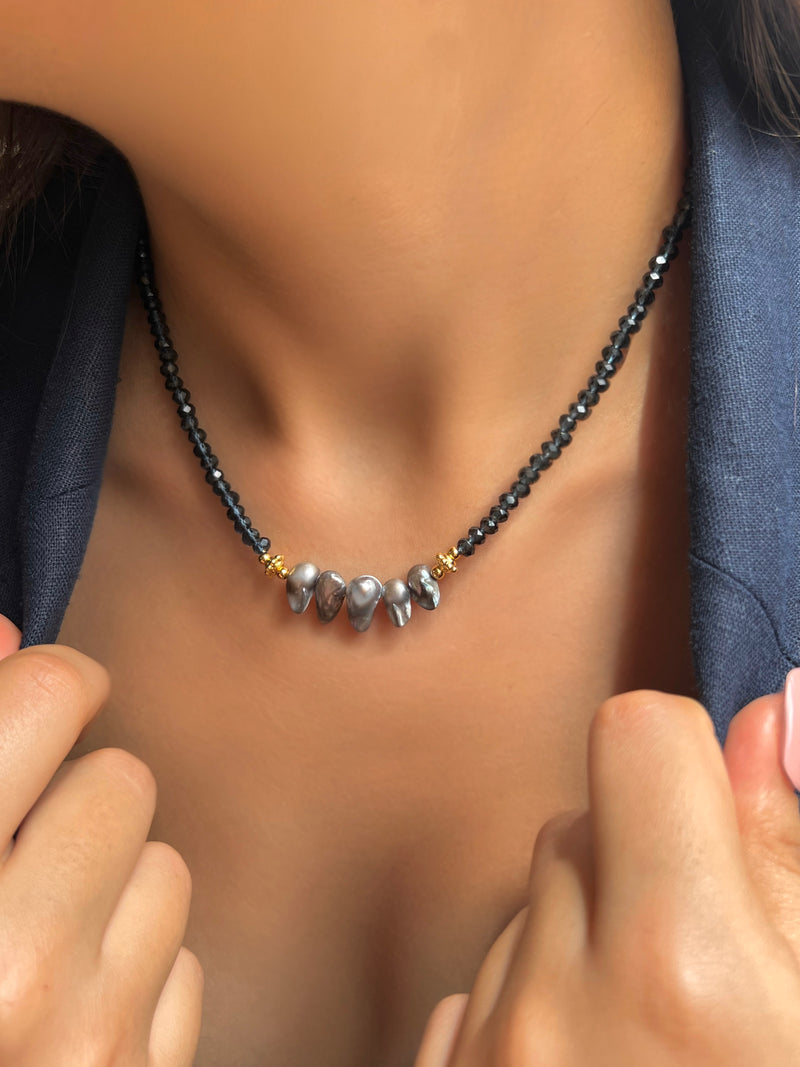 Colar Cristais Cor Montana E Perolas Naturais Cinza 40cm