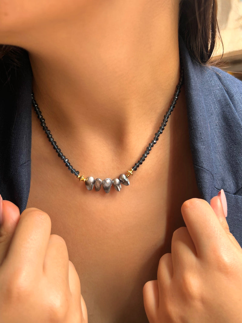 Colar Cristais Cor Montana E Perolas Naturais Cinza 40cm