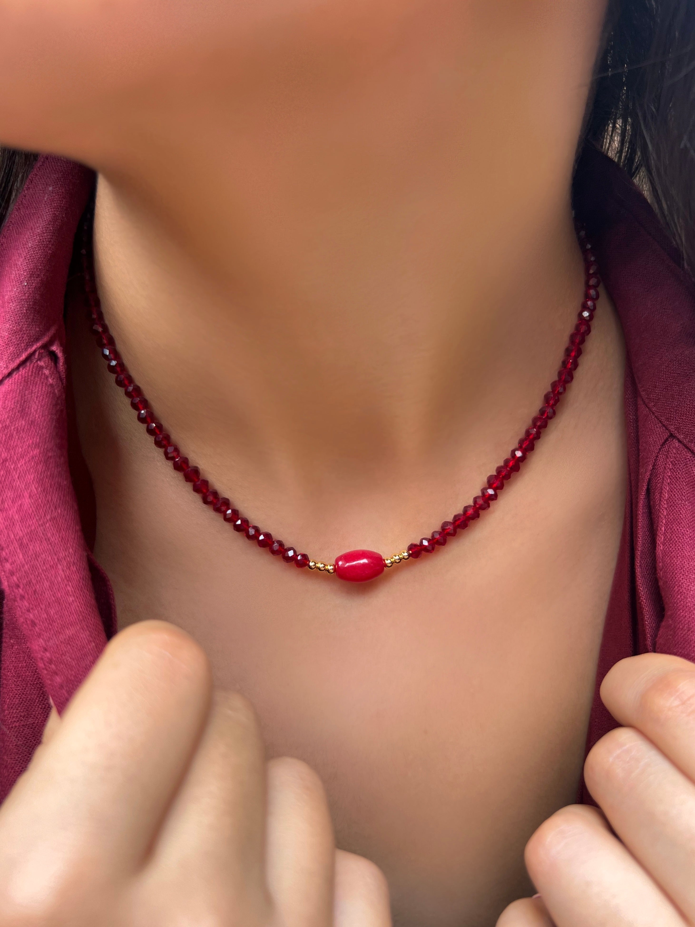 Colar Cristais Cor Vermelho e Pedra Jade Rubi 40cm