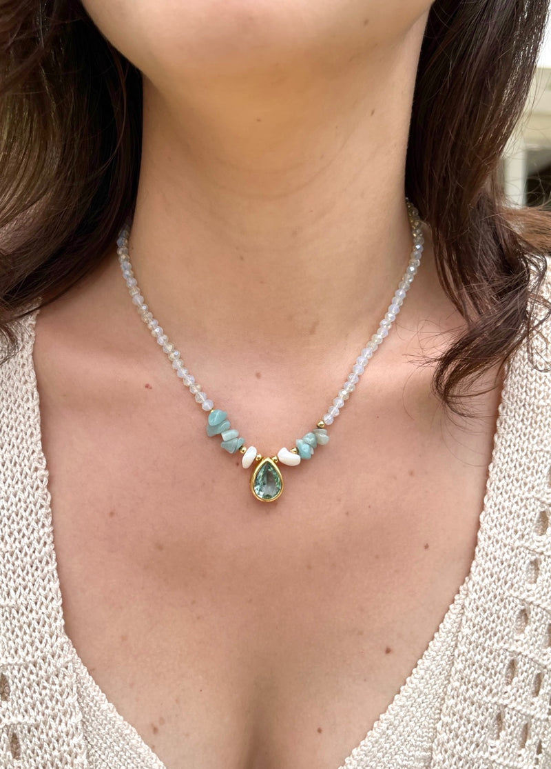 Colar Cristais Branco Perolado, Cascalho Amazonita E Gota Berilo 40cm