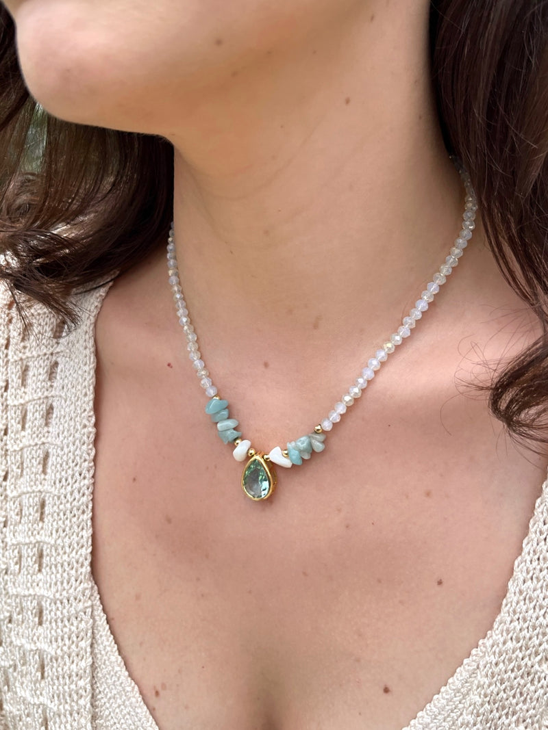 Colar Cristais Branco Perolado, Cascalho Amazonita E Gota Berilo 40cm