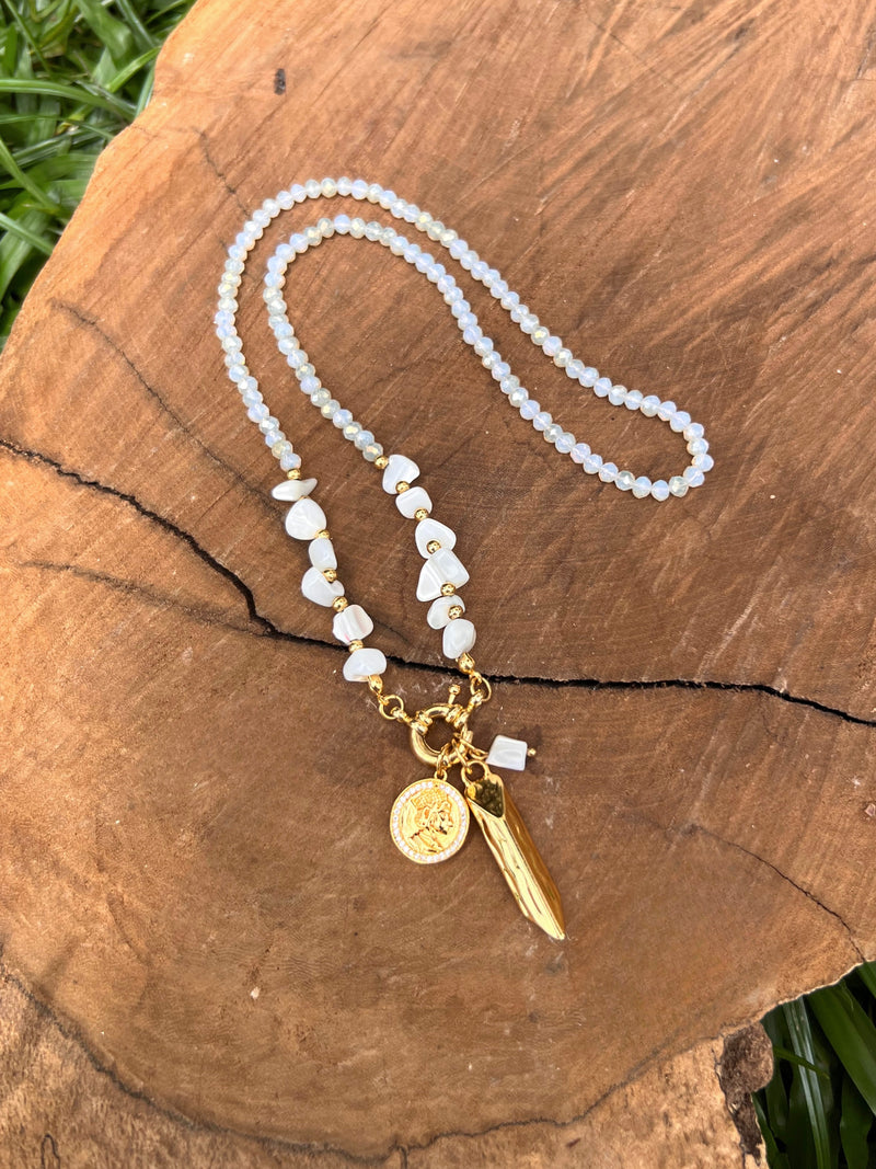 Colar Cristais Lapidados Cascalho Madrepérola Com Pingente Orgânico E Medalha Zircônia 50cm