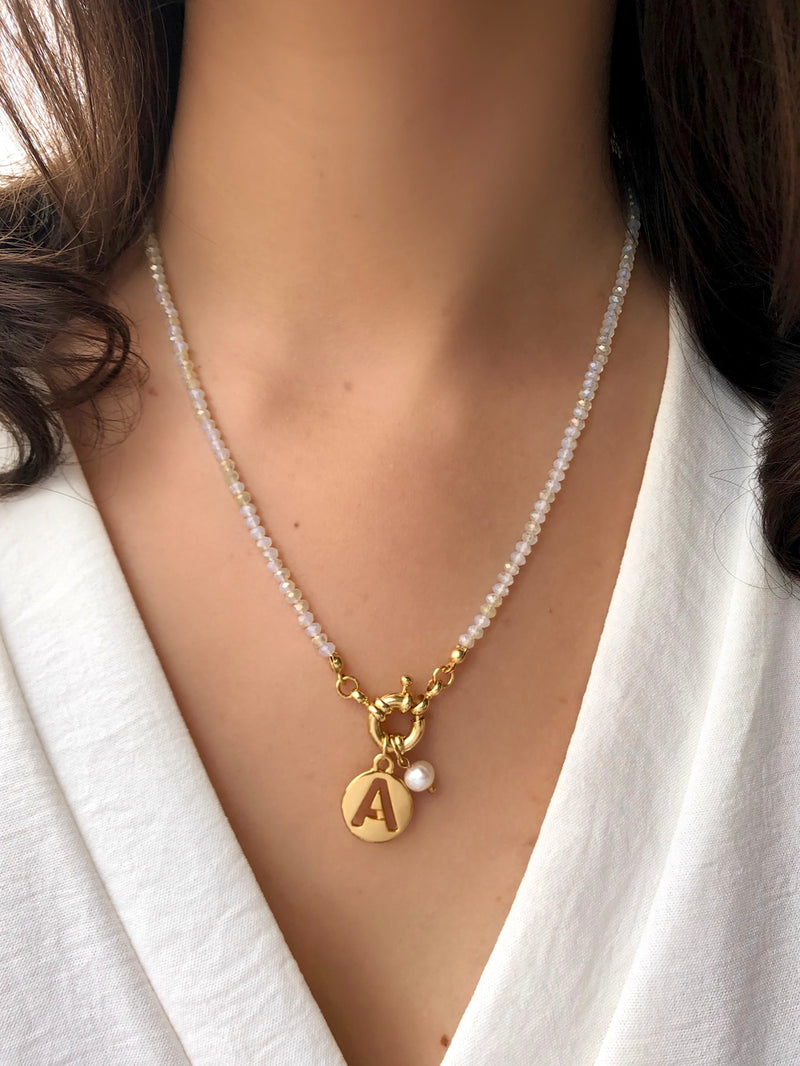 Colar Cristais Lapidados Cor Branco Perolado Personalizado Letra Com Pérola De Água Doce 45cm