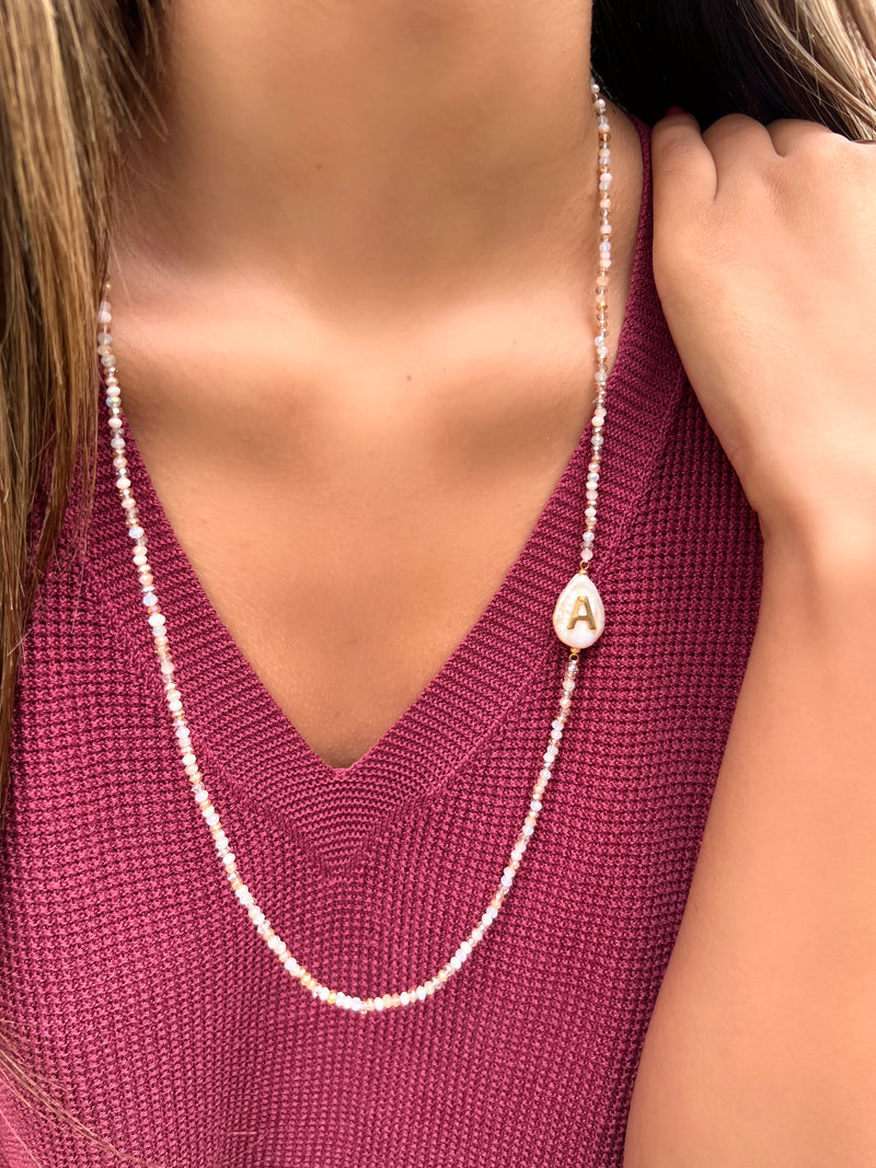 Colar Mini Pérola Barroca Com Letra Em Cristais Lapidados Mix Nude 70cm