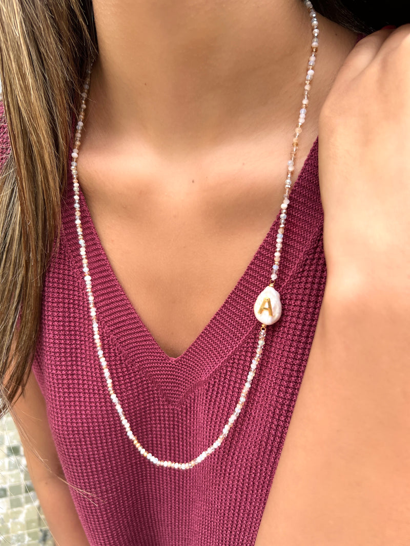Colar Mini Pérola Barroca Com Letra Em Cristais Lapidados Mix Nude 70cm