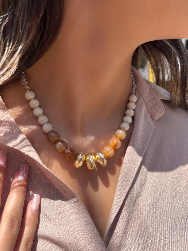 Colar Curto Pedras Acrílicas Nude E Doce De Leite 45cm