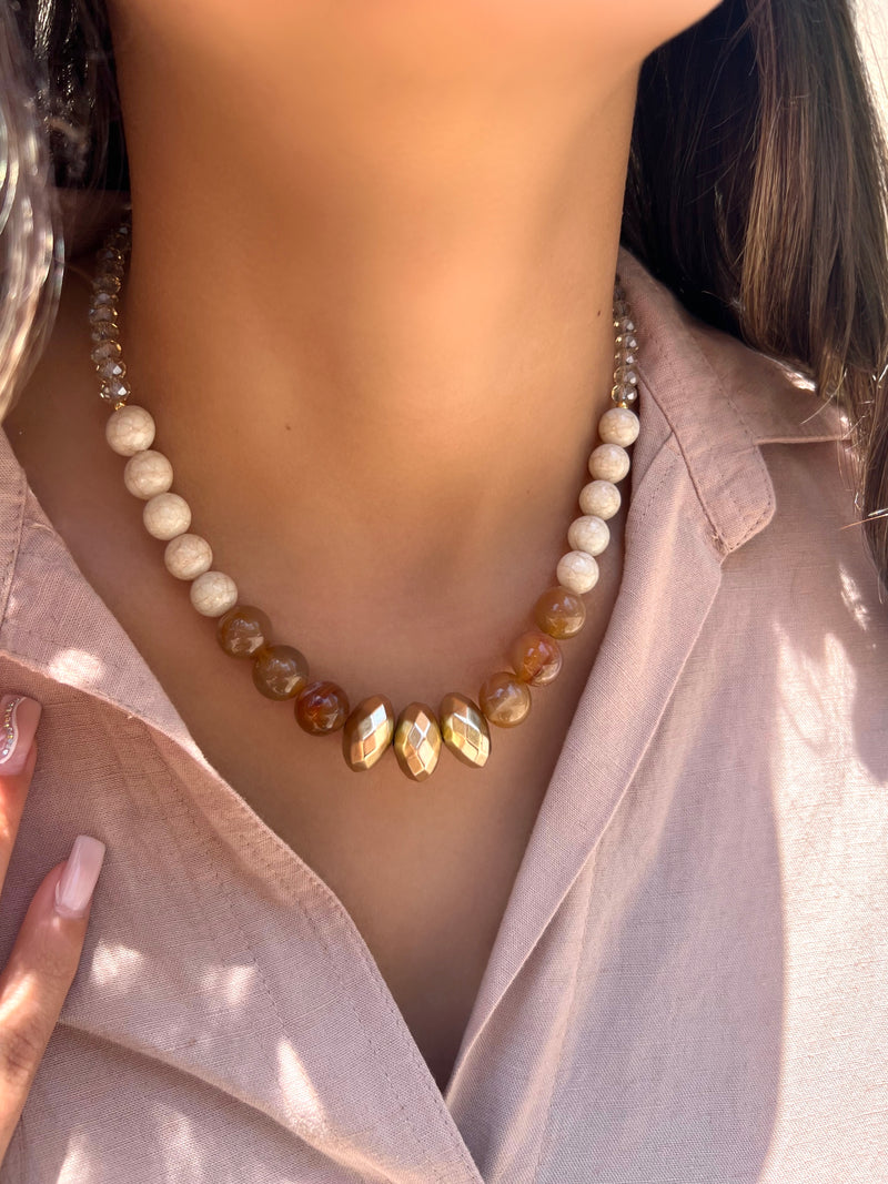 Colar Curto Pedras Acrílicas Nude E Doce De Leite 45cm