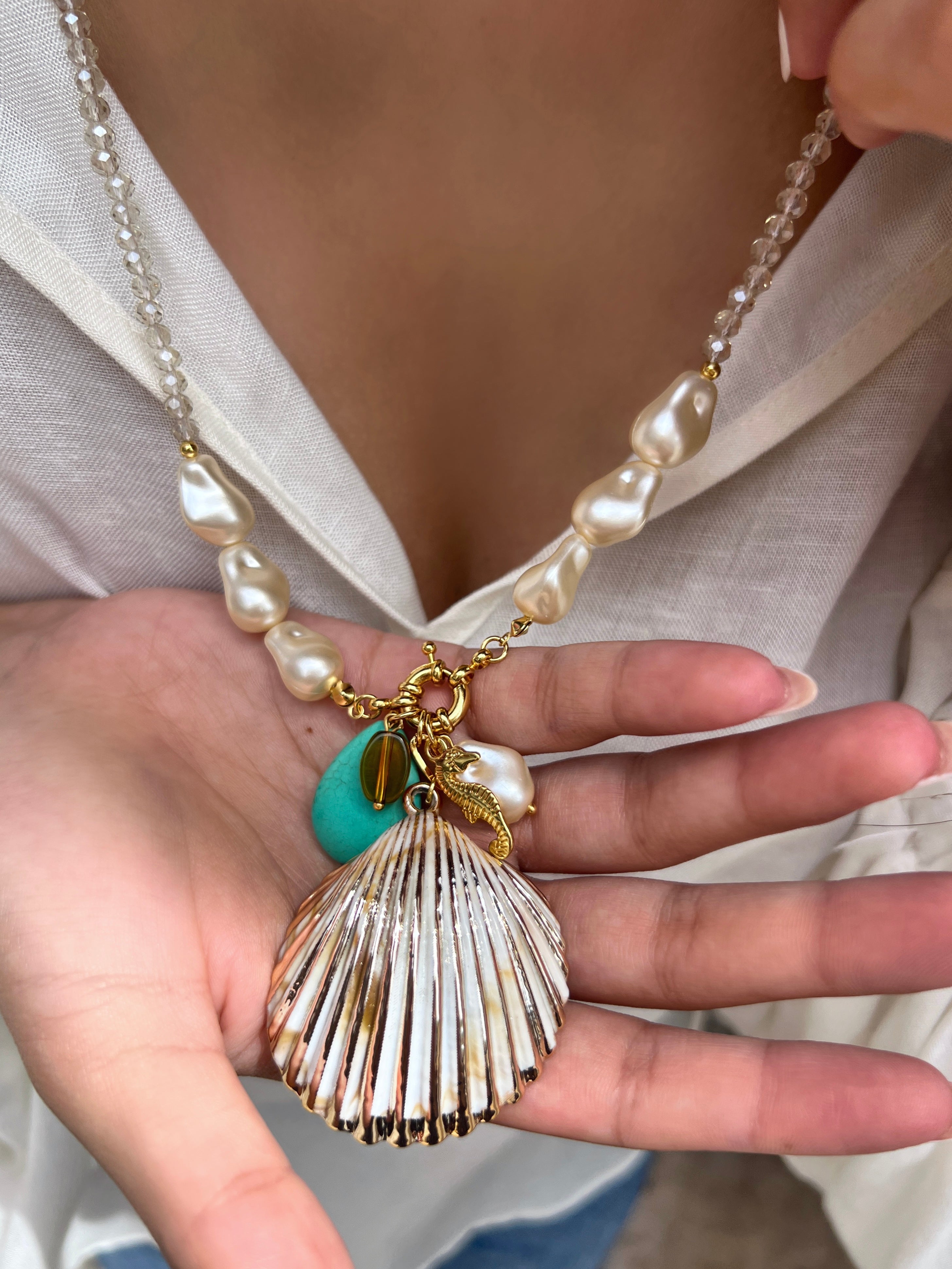 Colar Linha Mar Longo Com Pingente Pérola, Concha Acrílica e Pedra Gota Turquesa 80cm
