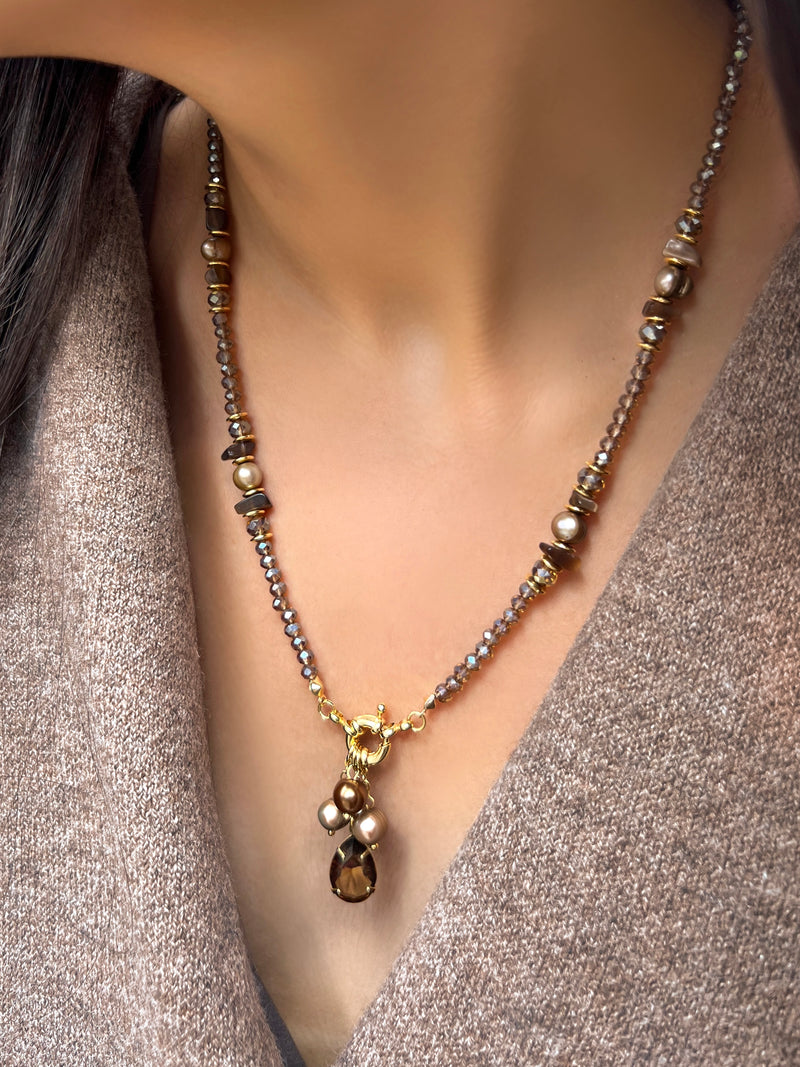 Colar Cristais Cor Marrom Claro E Cacho De Pérolas 55cm