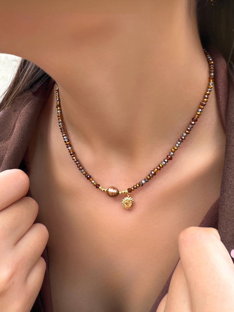 Colar Mix Tons Marrons Com Pérola Natural E Sol 40cm