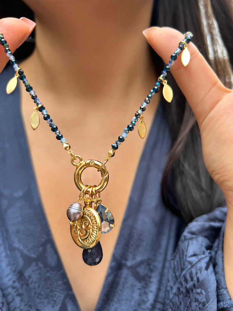 Colar Mix Tons Azuis Penca Jade Azul e Pingente Sol e Lua 70cm