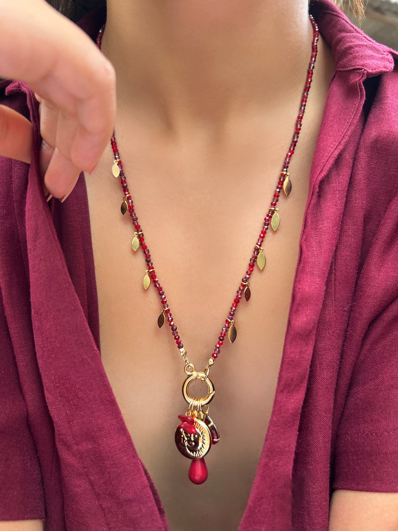 Colar Mix Tons Vermelho Penca Jade Rubi e Pingente Sol e Lua 70cm