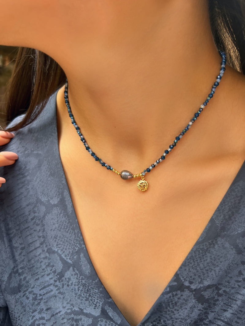 Colar Mix Tons Azuis Pérola Cinza E Sol 40cm