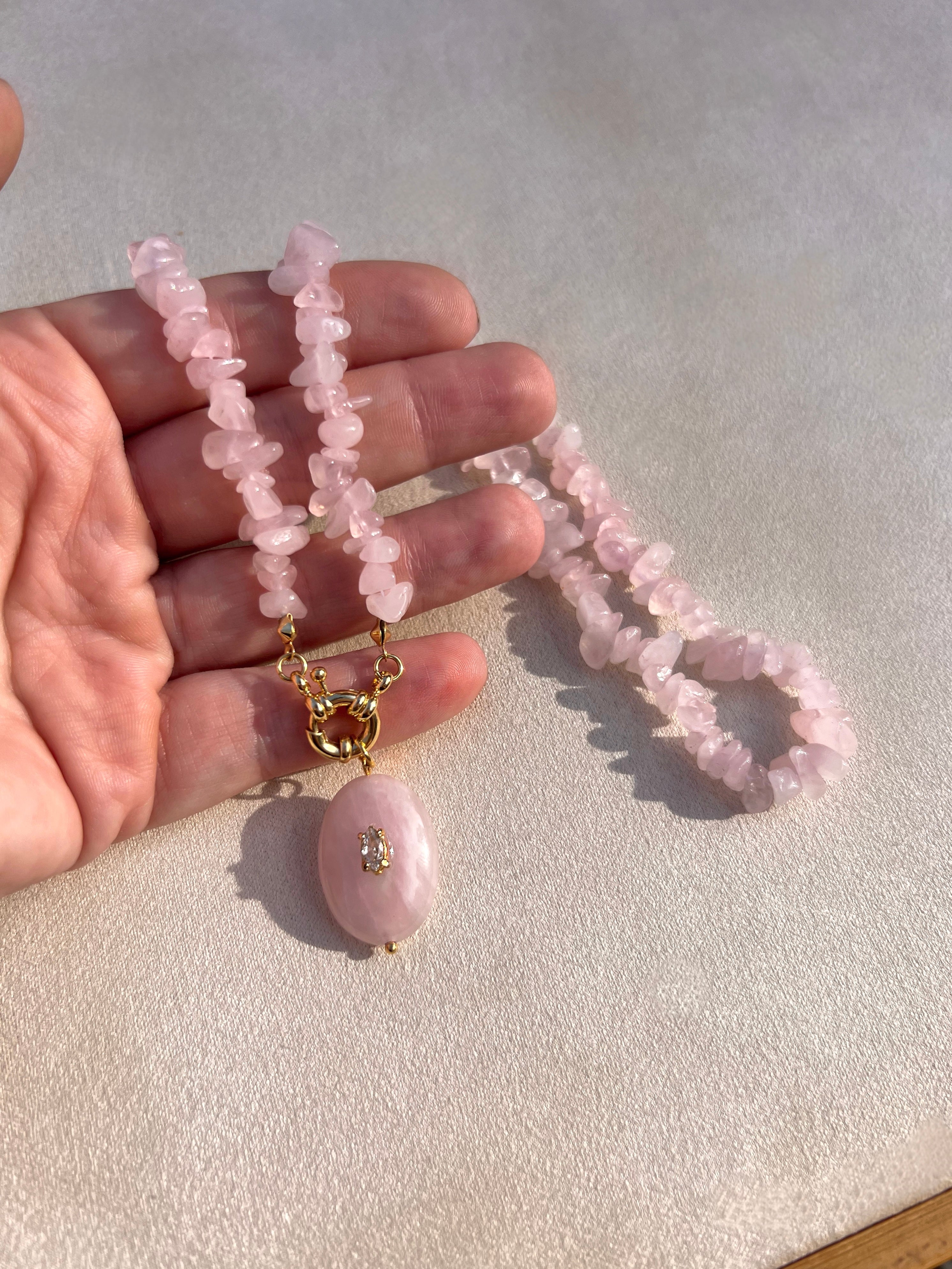 Colar Pedras Naturais Quartzo Rosa Elegante Banhado A Ouro 50cm