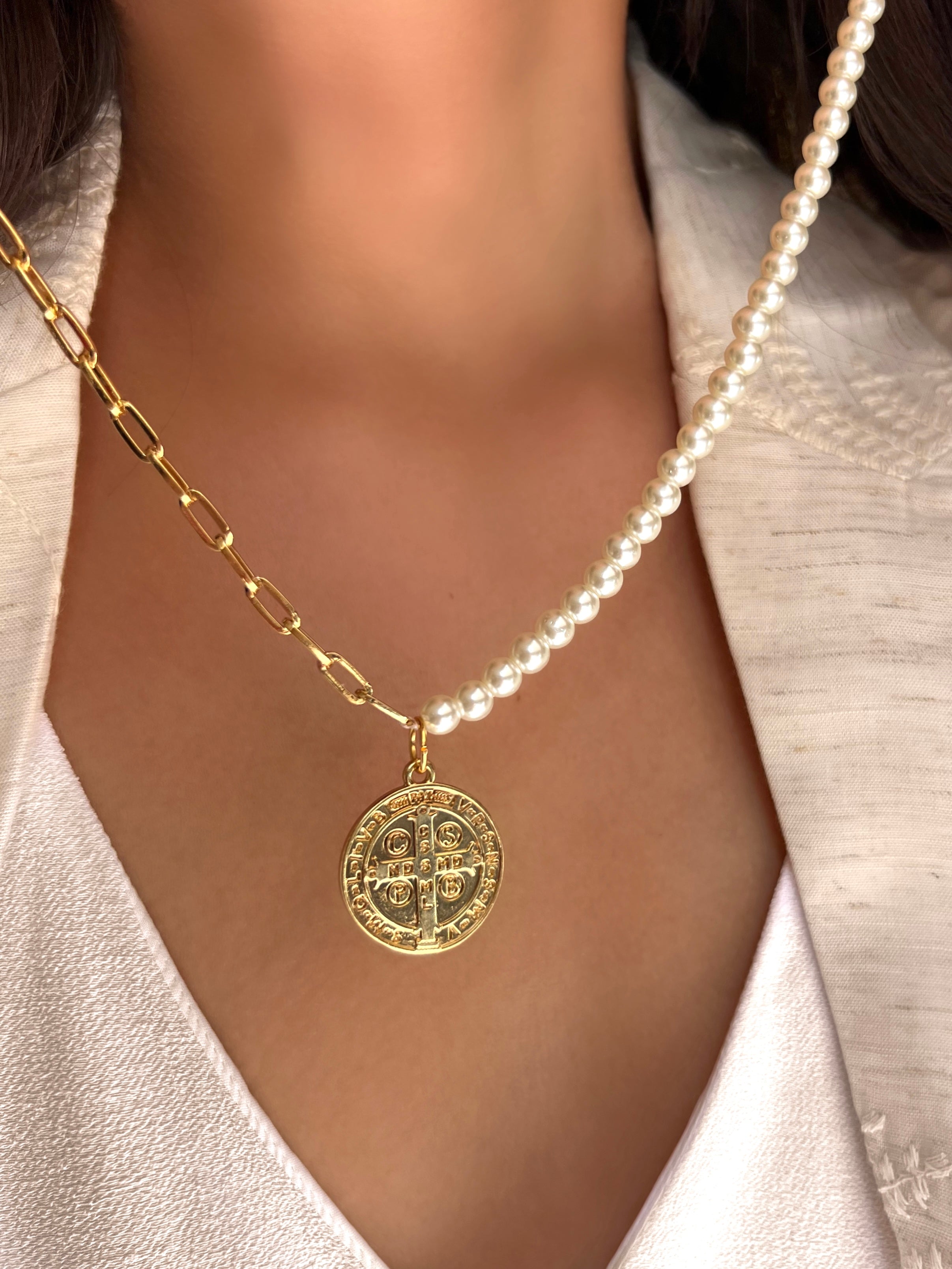 Colar São Bento Pérola Clássico Religioso Banhado A Ouro 42cm