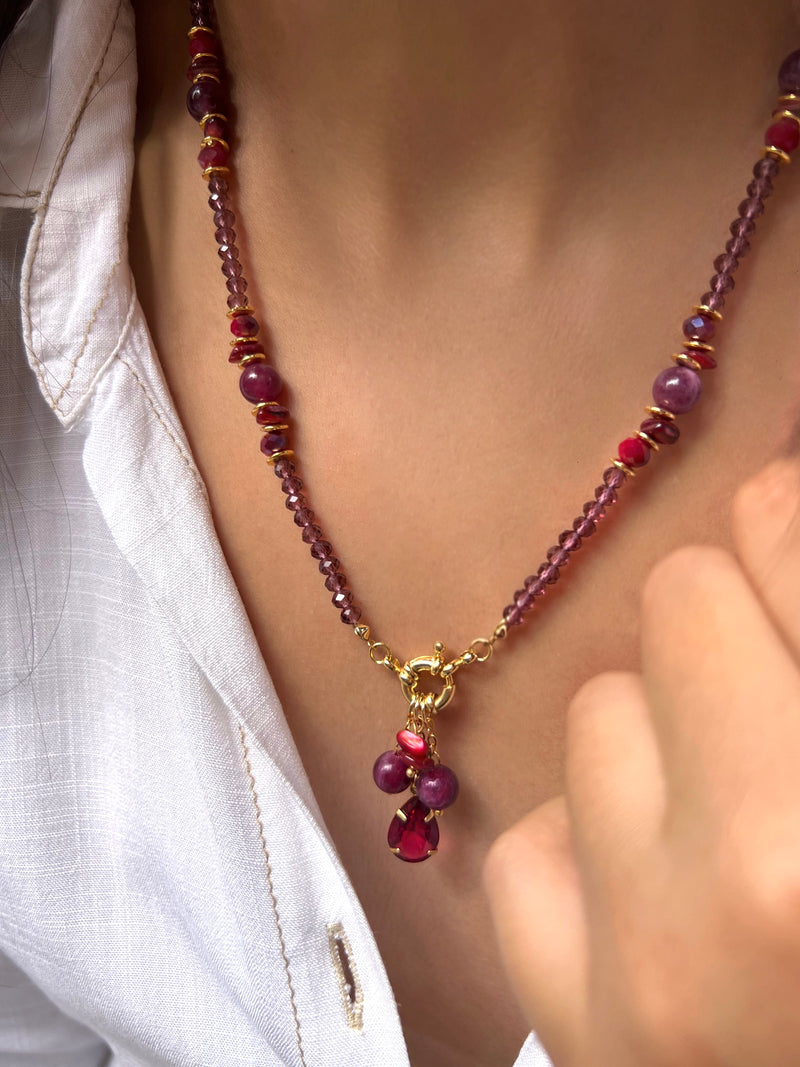 Colar Vermelho Com Cachos E Pedras Naturais 55cm