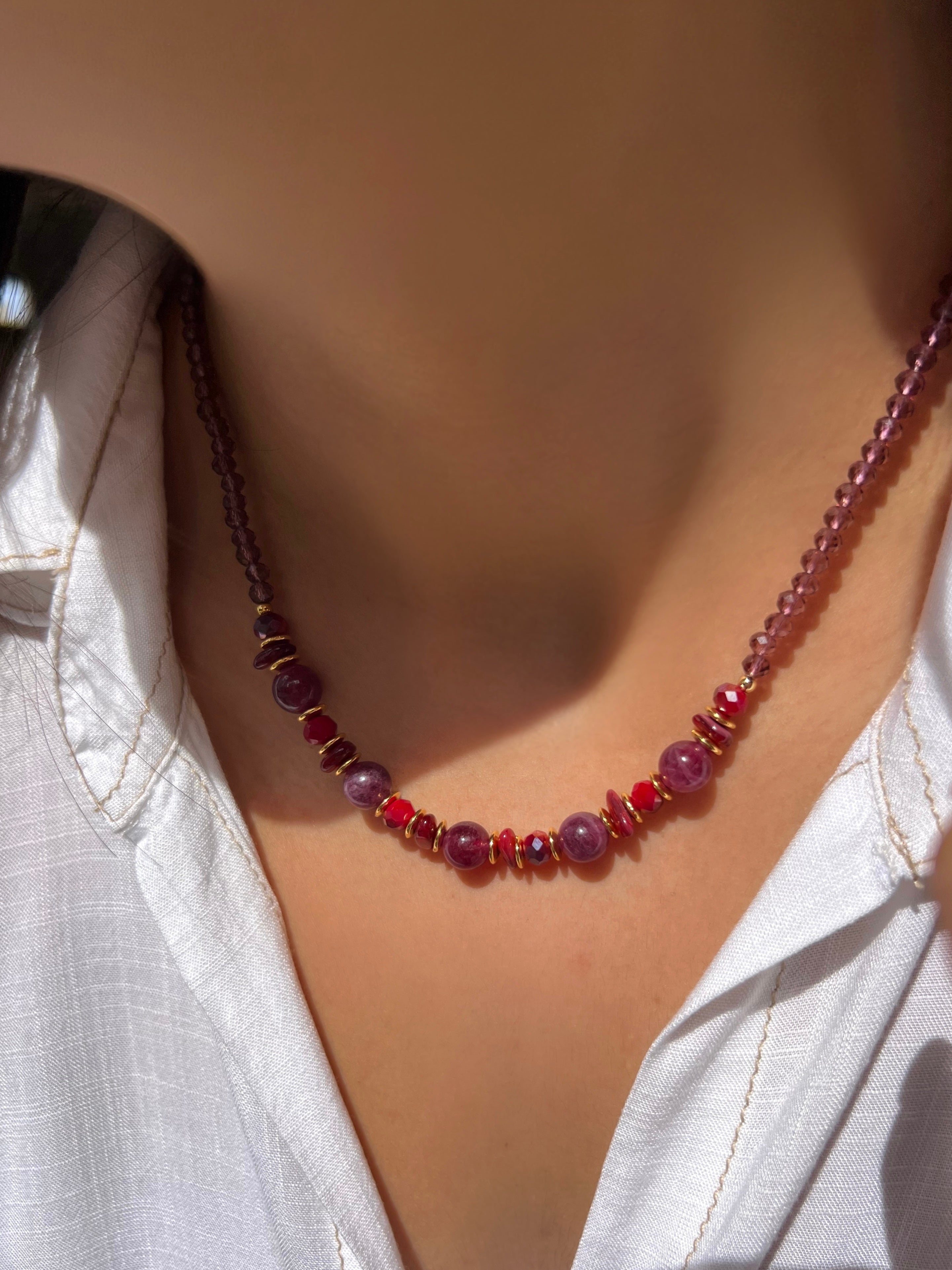 Colar Vermelho e Pedras Naturais 45cm