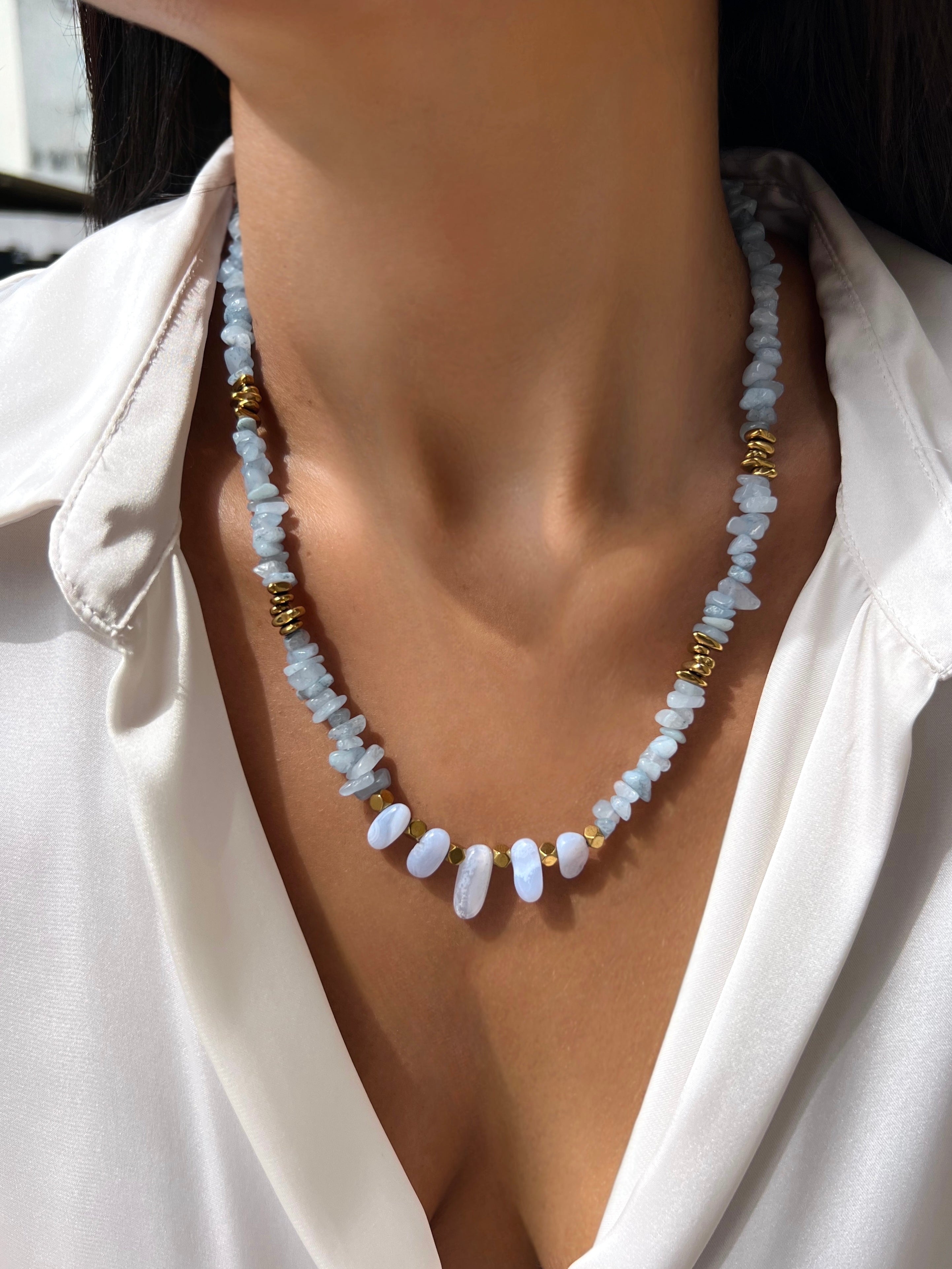 Colar Cascalho Jade Azul Com Hematitas Douradas 50cm