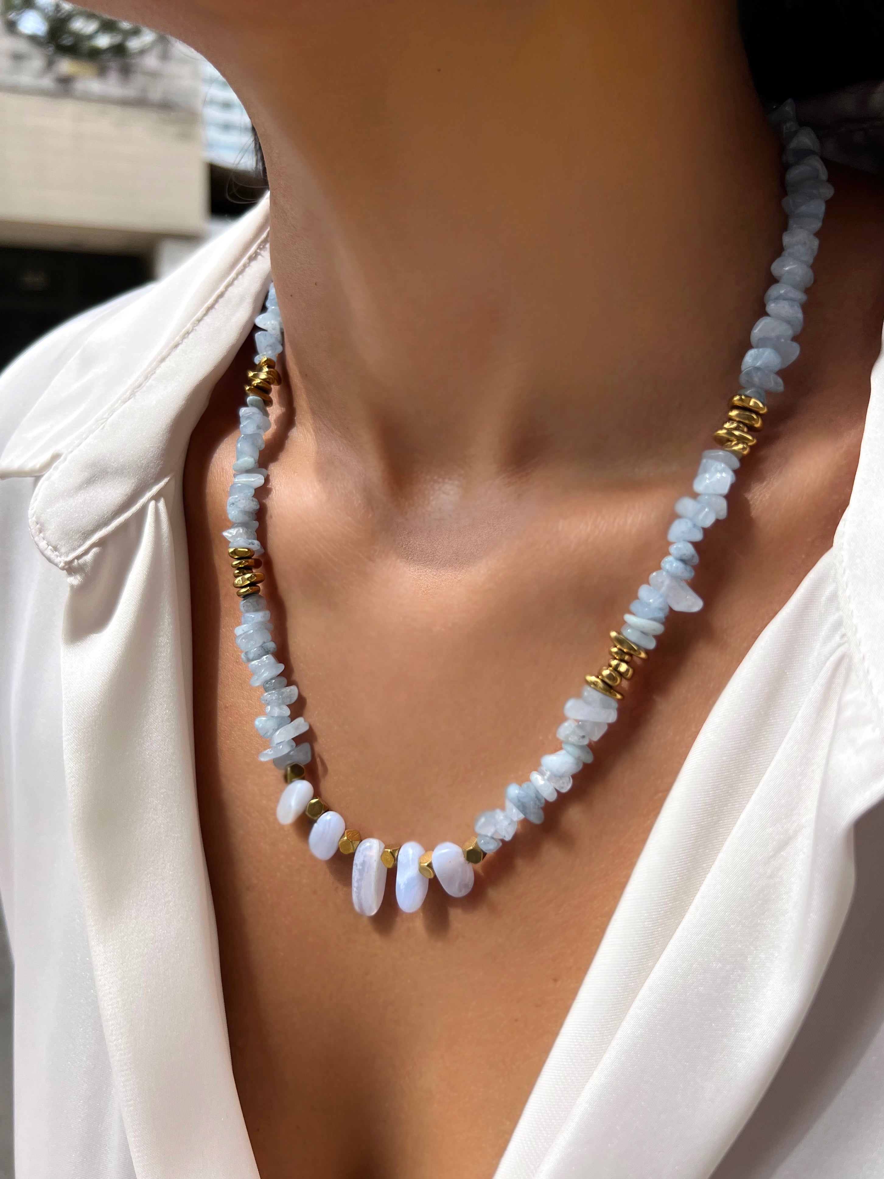 Colar Cascalho Jade Azul Com Hematitas Douradas 50cm