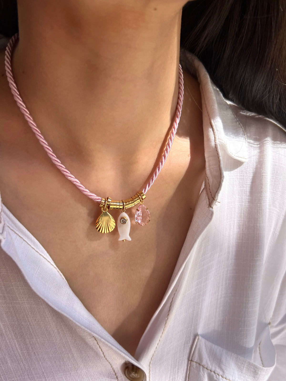 Colar Cordão Torcido Rosa Com Peixe Madrepérola e Micro Zircônia 40cm