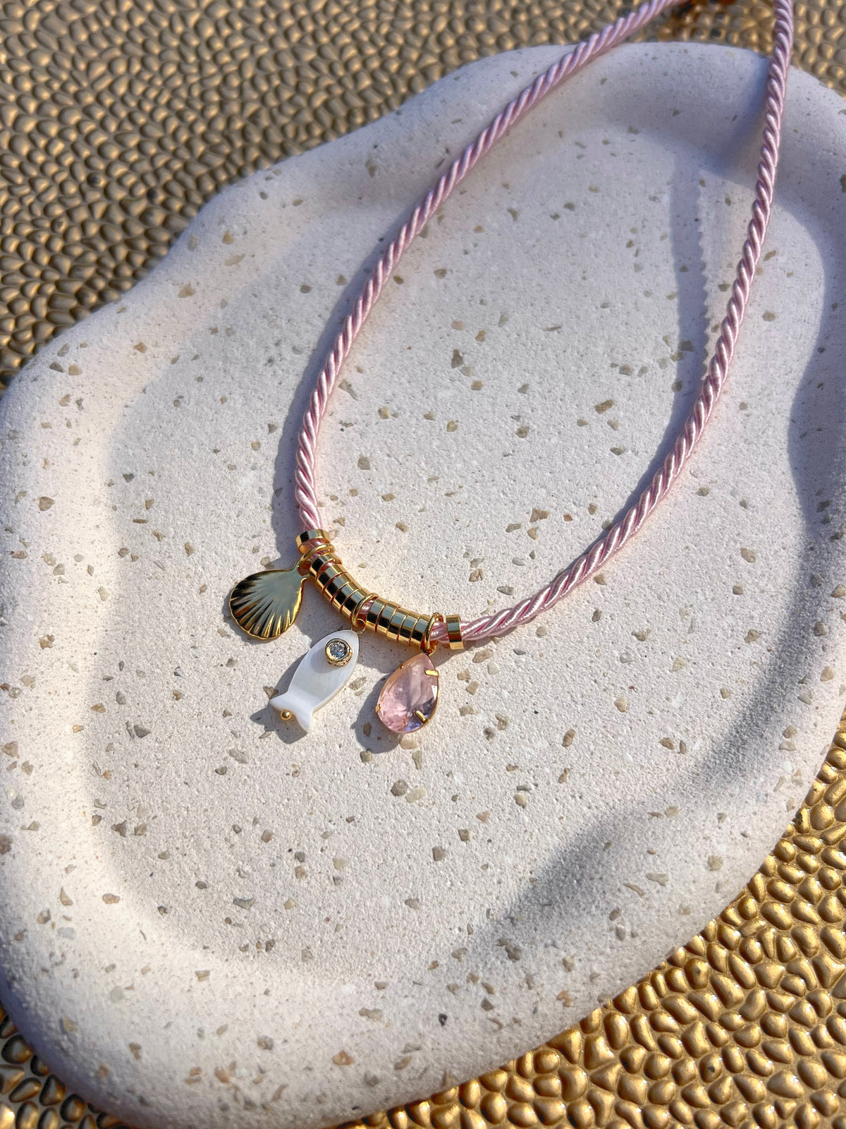 Colar Cordão Torcido Rosa Com Peixe Madrepérola e Micro Zircônia 40cm