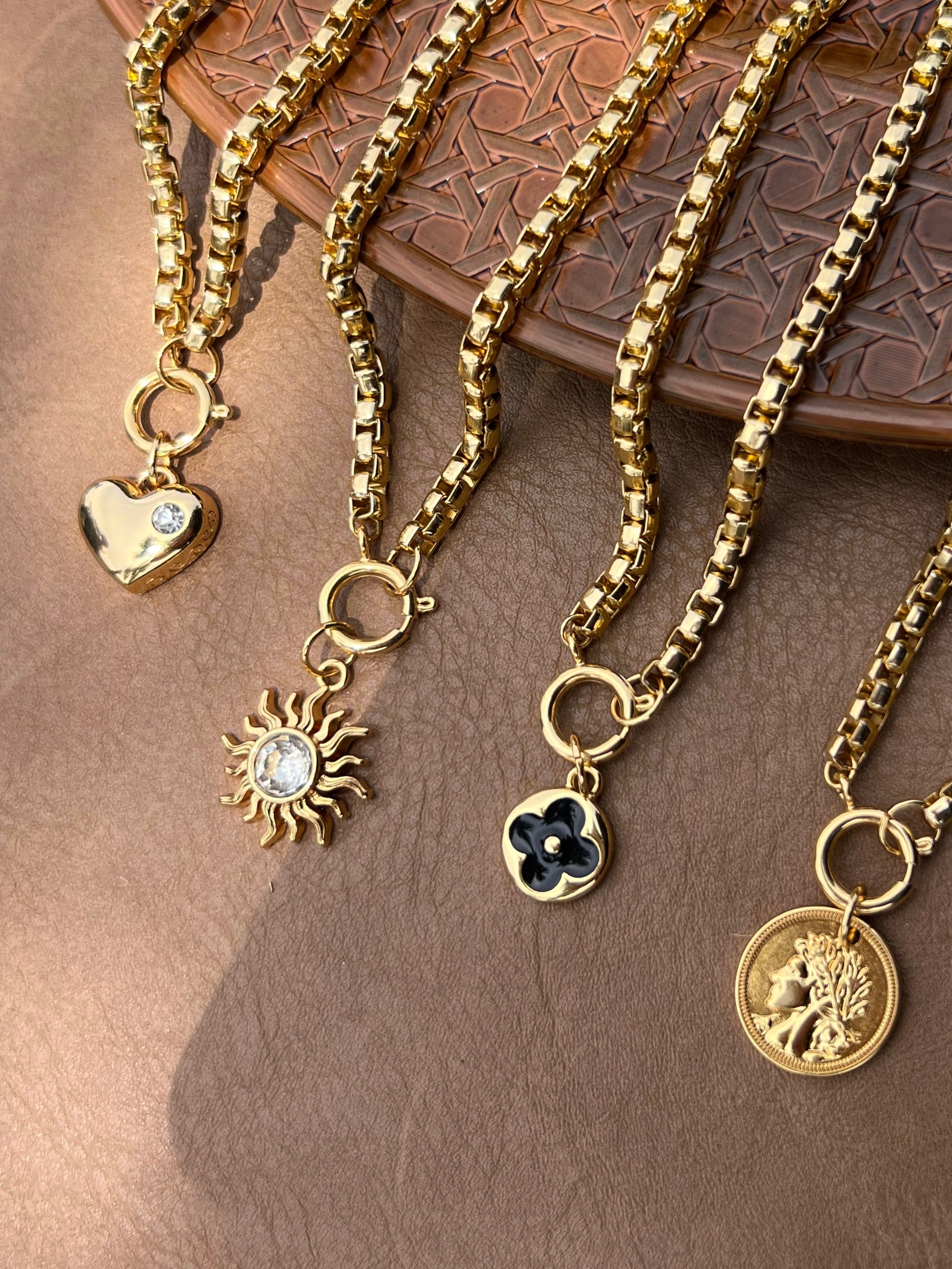 Colar Corrente Veneziana Leve Com Pingente Sol e Fecho Bóia 50cm