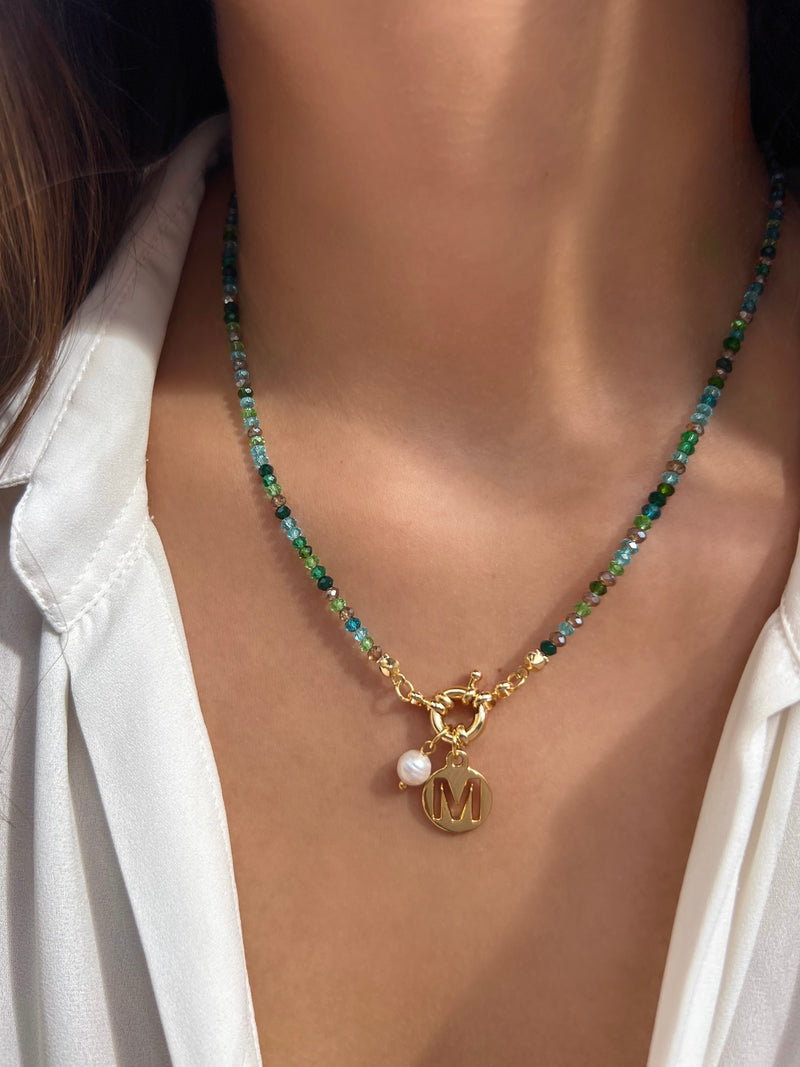 Colar Cristais Mix Coloridos Tons VERDE Com Pingente Letra 45cm