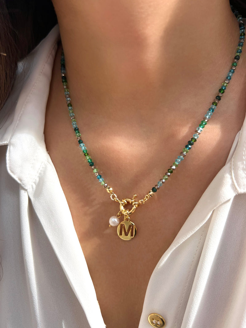 Colar Cristais Mix Coloridos Tons VERDE Com Pingente Letra 45cm